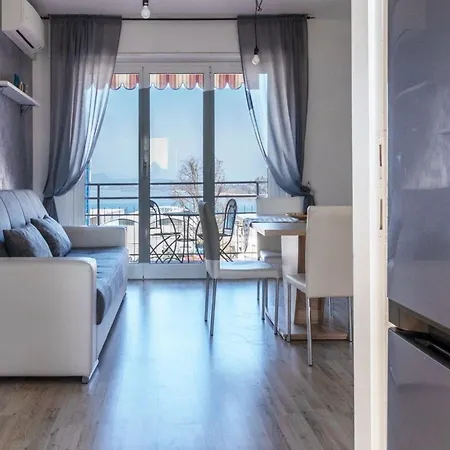 Helle Mit Blick Auf Den Lago Maggiore Und Die Berge Appartement *